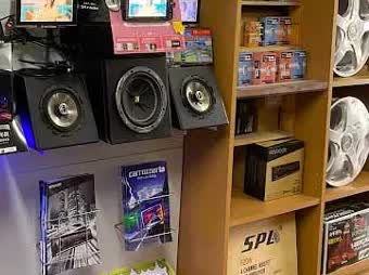 スピーカーやカーナビが並ぶ店内の展示棚